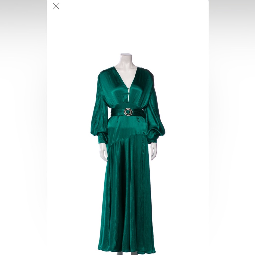 Gorgeous dress
crystal embellishing
V neck,concealed zipper in the back!